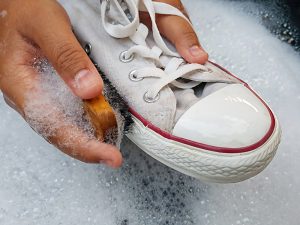 weiße Schuhe putzen