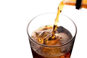 cola wird in glas geschüttet