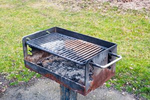 dreckiger grill im garten