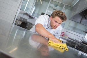 mann poliert fläche aus edelstahl