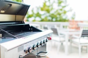 gasgrill auf Terrasse 