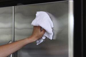 hand poliert kühlschrank mit tuch