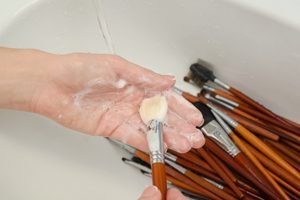Rand reinigt Pinsel mit Shampoo
