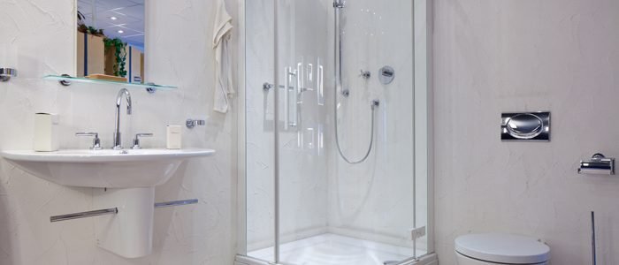 Badezimmer mit Dusche mittig im Bild