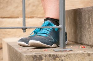 Füße in Sportschuhen auf einer Treppe