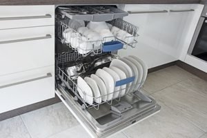 volle Spülmaschine in einer Küchenzeile
