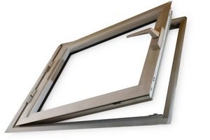 Fensterrahmen aus Aluminium auf weißem Grund