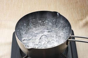 Wasser kocht in einem offenen Topf