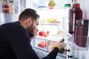 Mann bemerkt unangenehmen Geruch im Kühlschrank