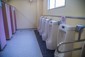 Toilettenraum mit Urinalen