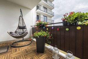 gemütlicher Balkon mit Holzboden