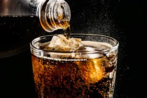 Cola wird in Glas geschüttet