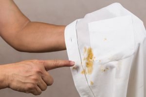 Flecken auf weißem Hemd entfernen