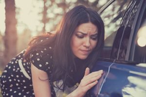 Sonnencreme-Flecken am Auto entfernen: Lack und Innenraum