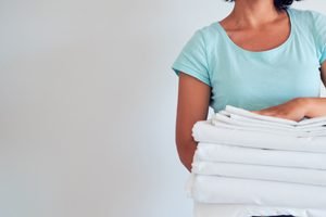 Stapel Handtücher und Bettwäsche