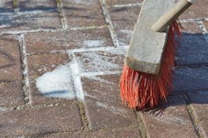 Schrubber mit Seife auf Pflastersteinen