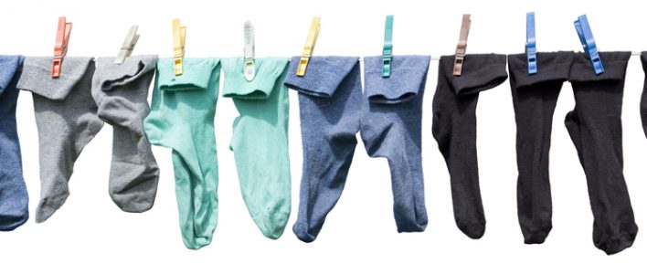 verschiedenfarbige Socken auf einer Wäscheleine