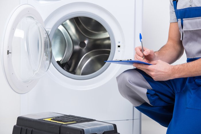 Waschmaschine wird von Fachmann geprüft