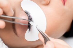 kuenstliche wimpern werden professionell angebracht